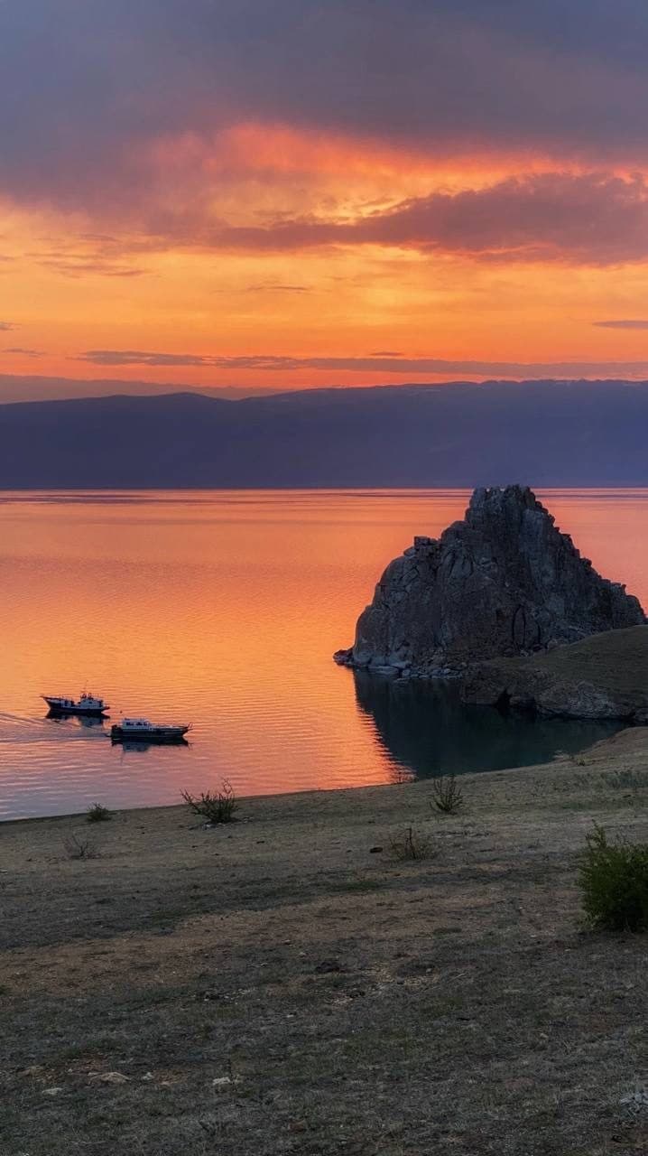 Летний Ольхон и скала Шаманка на закате
